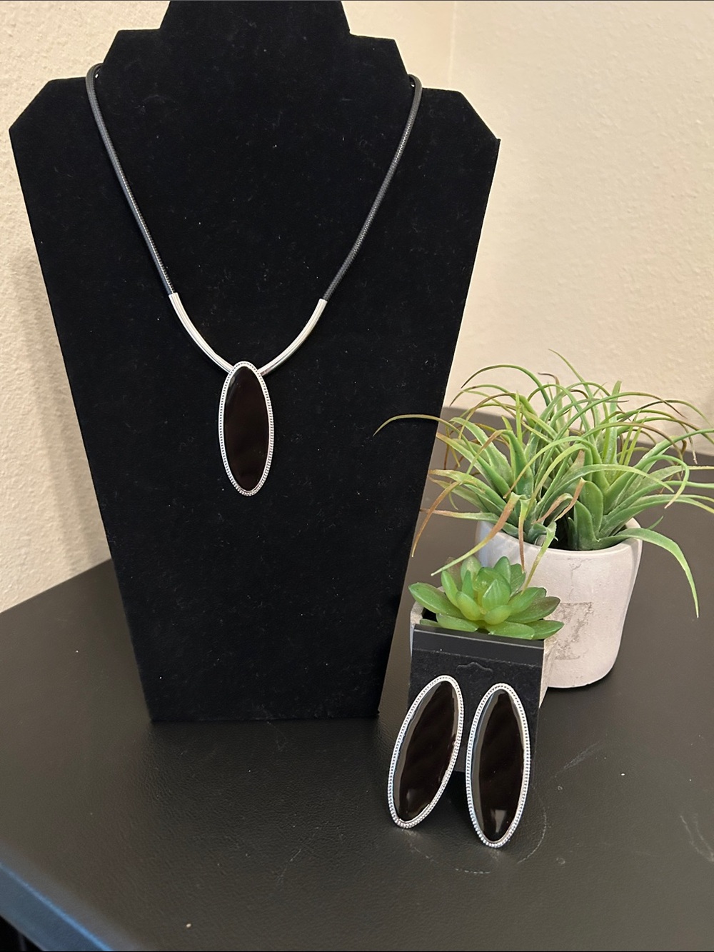 Elegant Black Oval Pendant Necklace and Earrings Set